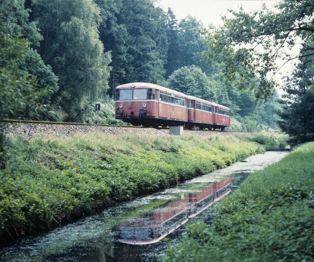 Schienenbus der Baureihe 798 (798 797) vom Bw Karlsruhe als N-Zug Landau-Pirmasens-Saarbrücken bei Würzbach (Saar) im Juli 1989.
