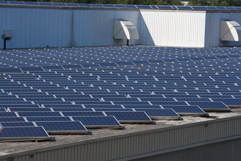  Die 2010 eingeweihte Solarmodulfläche auf den Produktionshallen und dem Mitarbeiterparkplatz hat eine Größe von 116.272 m², eine Leistung von 5,4 MWp und stellt Strom für umgerechnet circa 1.560 Haushalte (eigene Berechnung Michelin) her. Foto: Aline Ditzler/Michelin 