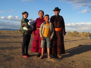 Gastfamilie in der Steppe,  zu Besuch in den Jurten Foto: Karl Willi Paul