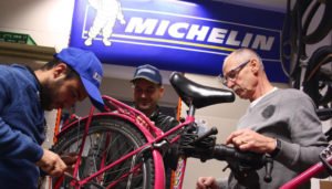In der Fahrradwerkstatt bereiten die Helfer die Räder fachmännisch auf (v.l.n.r.: Ahmad Esmail und Maher Alsibai aus Syrien, Manfred Höchst, Radlerfreunde Homburg e.V.). Foto: Aline Ditzler / Michelin