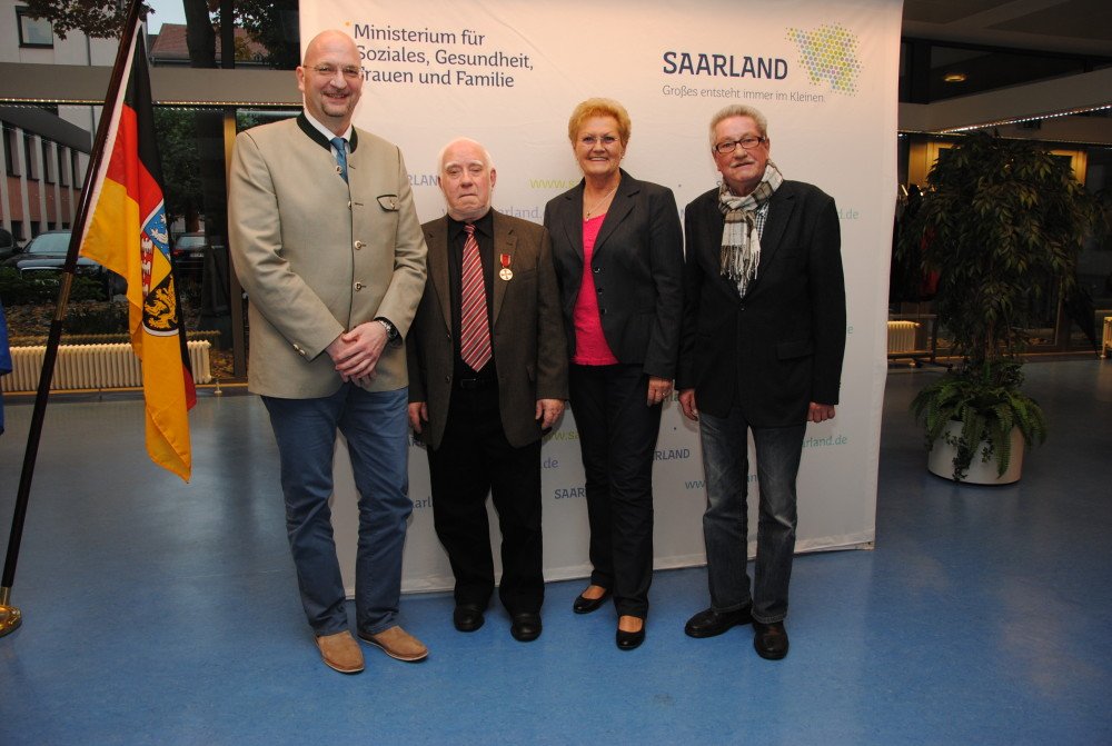 V.l.n.r.: Bürgermeister Klaus Roth, der geehrte Karl-Ludwig Hauth, Ministerin Monika Bachmann und Manfred Schneider