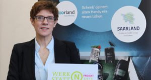 Annegret Kramp-Karrenbauer mit der Auszeichnung