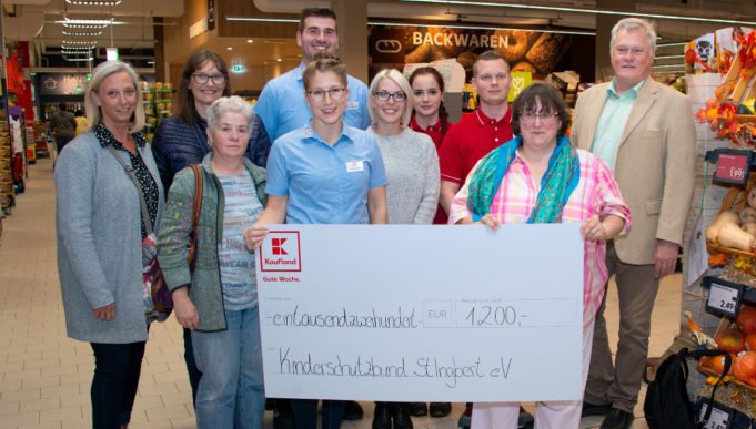 Scheckübergabe Kaufland Kinderschutzbund Foto Hasdenteufel