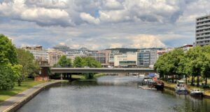 Blick auf den Fluss Saar ins blaue Wasser in Saarbrücken