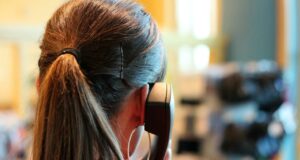 Junge Frau telefoniert