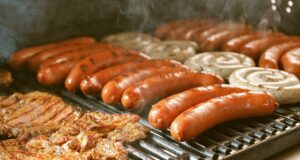 Würstchen auf dem Grill