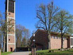 Jägersburg feiert Kirchenfest an der Adventskirche mit Gottesdienst und Diashow