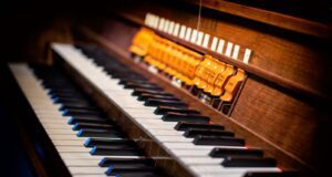 brown piano