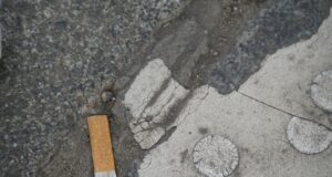 Zigarette auf dem Boden