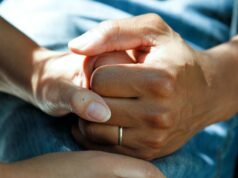 CDU wehrt sich gegen Streichung des Pflegeberichts person wearing gold wedding band