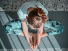 Blieskastel: KVHS startet Kurs für Wirbelsäulengymnastik mit Pilates girl in teal t-shirt lying on white and black stripe bed