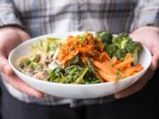 Blieskastel: Kurs Vegan Meal Prep zeigt Gerichte für fünf Tage in vier Stunden person holding plate with vegetables