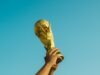 WM-Streaming: Fans zahlen im Schnitt nur 20 Euro für alle Spiele person holding gold trophy