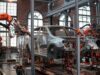 St. Ingbert fordert Tempo für Europas Autoindustrie gray vehicle being fixed inside factory using robot machines