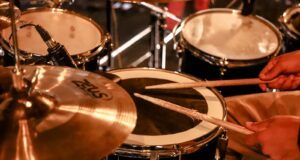 brown and black drum set
