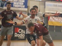 Tom Grieser (Nummer 22) wehrt einen Angriffsversuch von Lujbomir Josic (rechts), der mit zehn Treffern bester Homburger Torschütze war, ab. Foto: Hagen