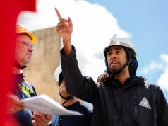 FDP Saar fordert Notre-Dame-Methode für schnellere Ansiedlungen man in black jacket wearing yellow hard hat