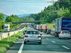 Nadelöhr Autobahn: Ausflügler und Baustellen verstopfen die Transitstrecken highway, rescue alley, traffic jam