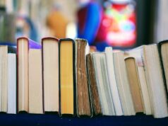 Deutscher Verlagspreis 2026 startet: Neue Auszeichnung für digitale Ideen book lot on table