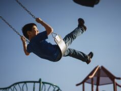 Spielplatzfest am Anger in Schwarzenbach: Schatzsuche, Kuchen und Gespräche boy sitting on swing chair