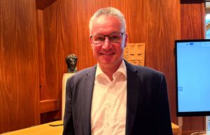 Aufstand der Ozeane – Landrat Frank John liest zum Saisonfinale in Homburg