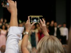 St. Ingberter Vereine können Termine für Kulturring melden a group of people taking pictures with their cell phones