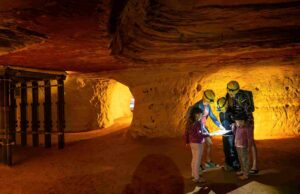 Ungewöhnlicher Reiseführer: Micky Maus lockt in Homburger Schlossberghöhlen