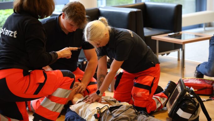 D_Herzdruckmassage an einem Übungsdummy_Giusi Faragone