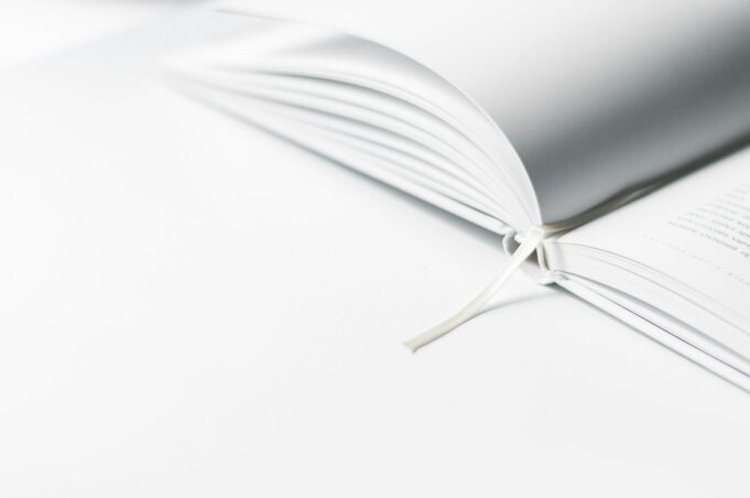 white book marker on book page lesen buch