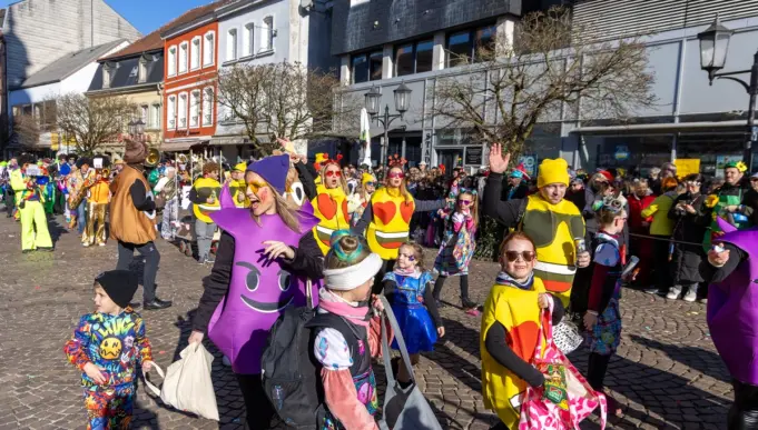 Menschen feiern beim Faasenachtsumzug 2025 in St. Ingbert