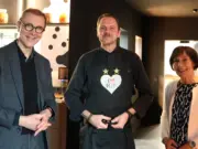 OB Meyer und Irene Kaiser überreichen Martin Stopp Schürze