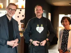 OB Meyer und Irene Kaiser überreichen Martin Stopp Schürze