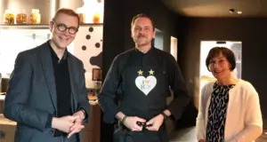 OB Meyer und Irene Kaiser überreichen Martin Stopp Schürze