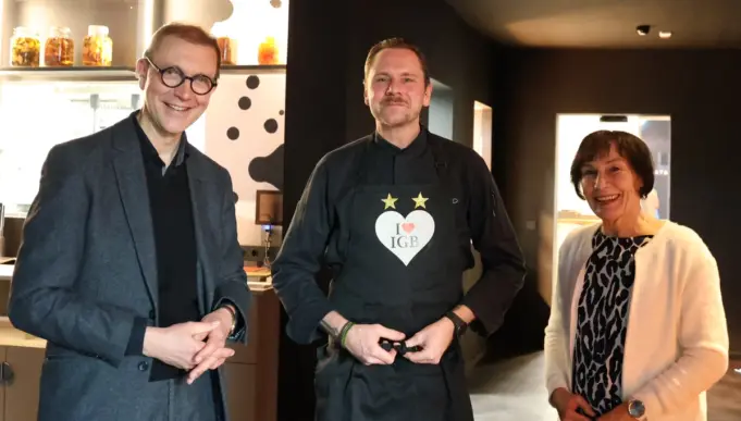 OB Meyer und Irene Kaiser überreichen Martin Stopp Schürze