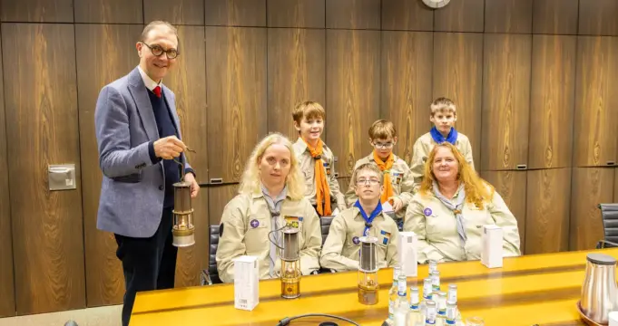 OB Ulli Meyer erhält das Friedenslicht von Pfadfindern