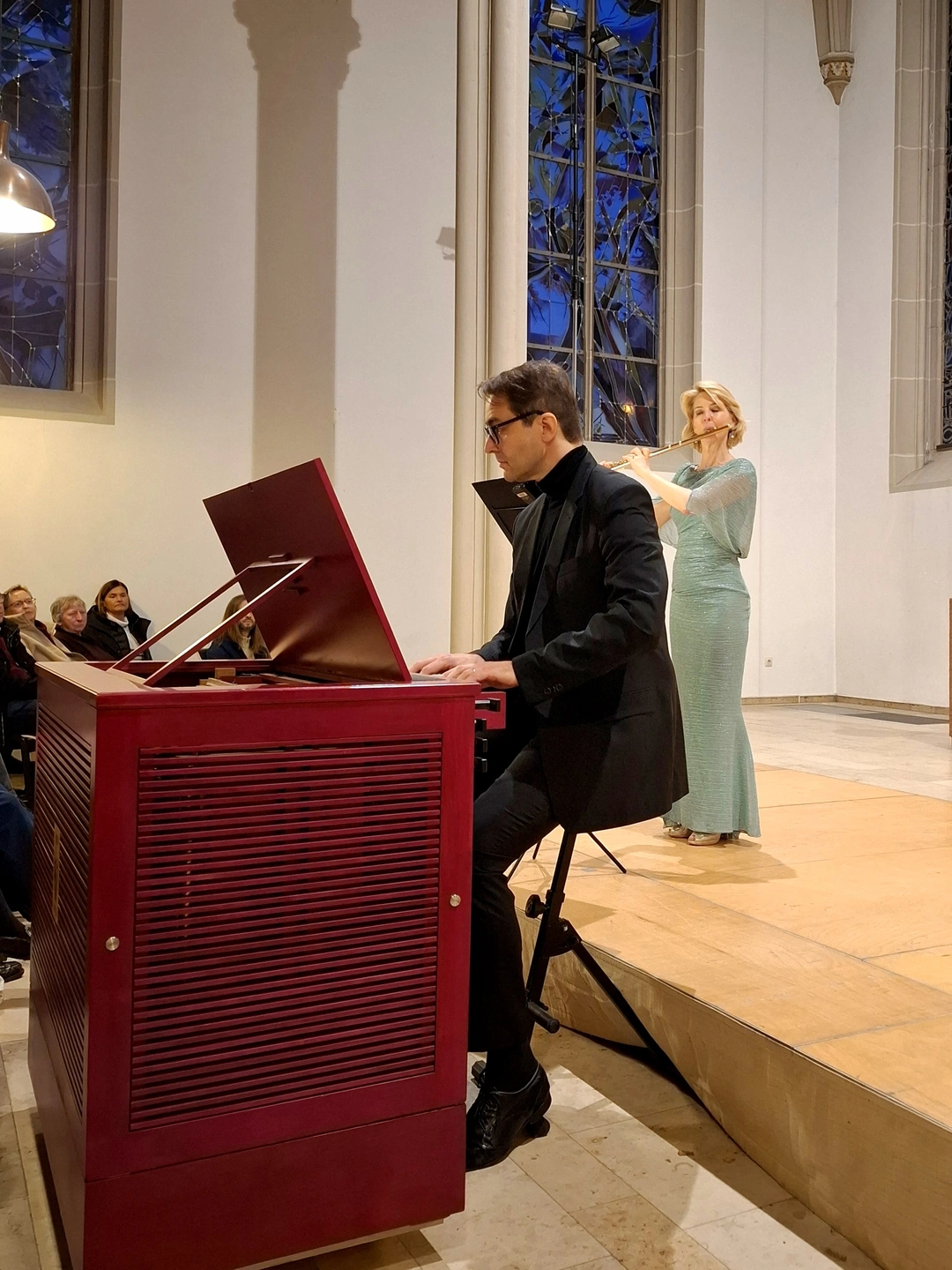Christian Schmitt an der Orgel, Tatjana Ruhland mit Querflöte.