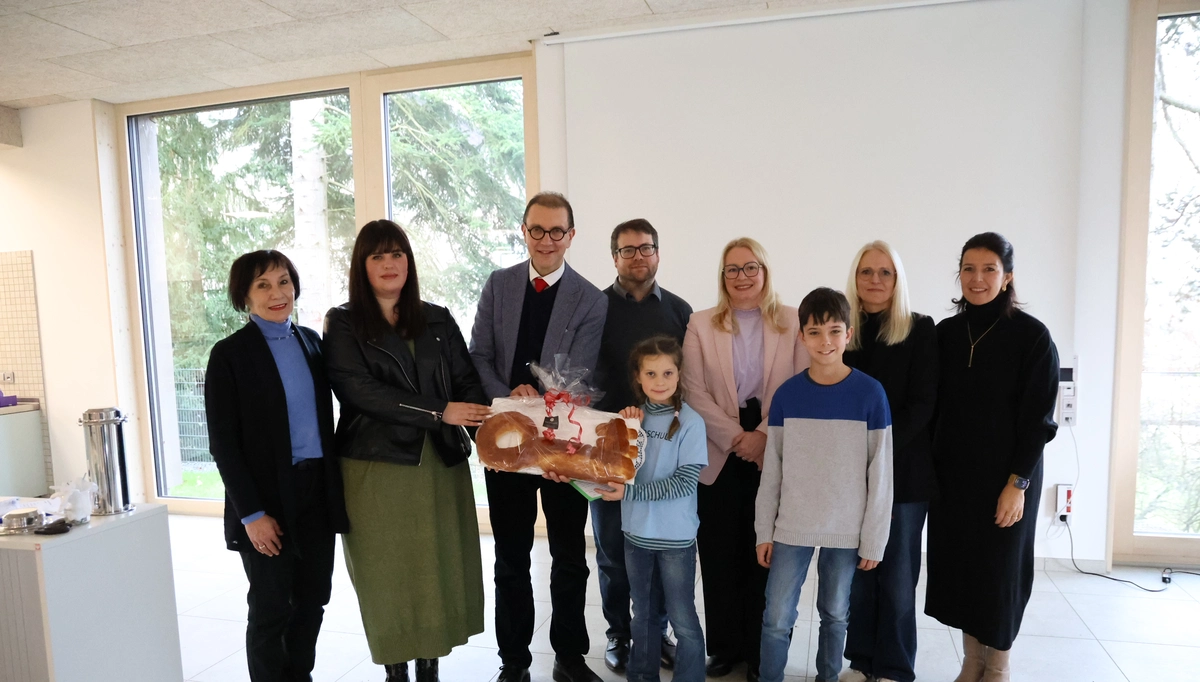 Symbolische Schlüsselübergabe an Vertreter des CJD