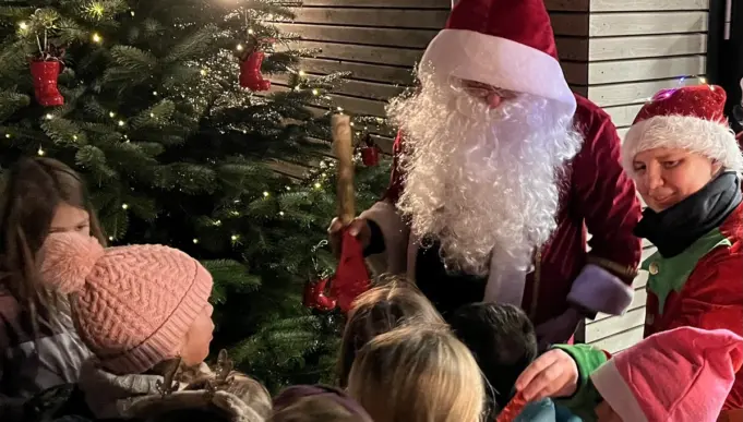 img_8430 Nikolaus mit Weihnachtswichtel verteilt Geschenke an Kinder