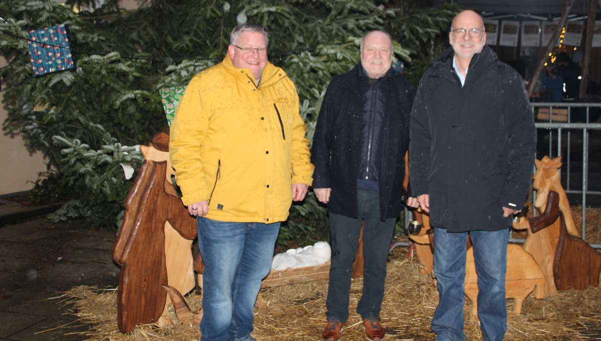 Ortsvorsteher, Vorsitzender und OB vor der Weihnachtskrippe
