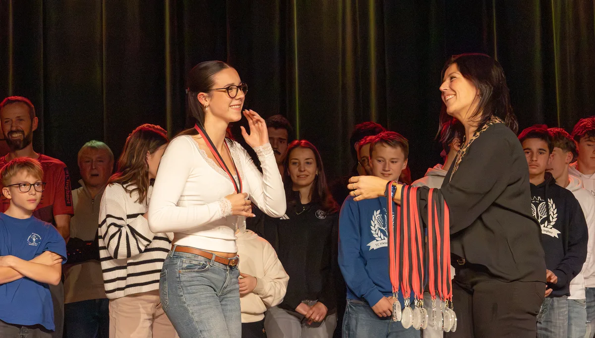 Bürgermeisterin überreicht Medaille an Sportlerin Anna Kaul
