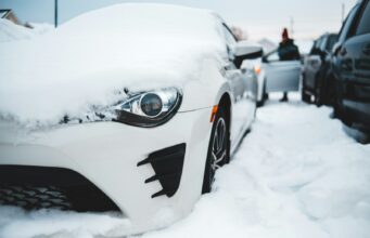 Winterregeln im Straßenverkehr: Diese Verstöße können teuer werden white vehicle with snow