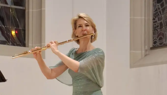 Tatjana Ruhland spielt auf ihrer Querflöte.