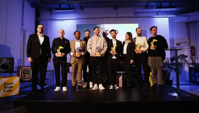 Staatssekretärin mit Preisträgern des Game Award Saar 2025