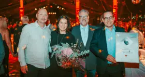 Bürgermeisterin Nadine Backes mit Team und Sonderpreis