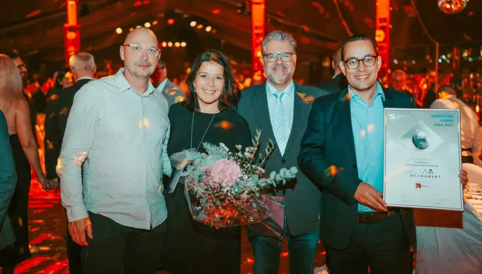 Bürgermeisterin Nadine Backes mit Team und Sonderpreis
