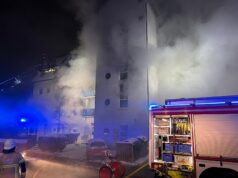 Berliner Straße in Erbach: Feuerwehr rettet Dutzende Bewohner aus verrauchtem Haus