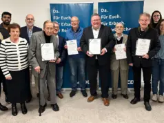 Vergilbtes Parteibuch: CDU Erbach ehrt Siegfried Meyer für 70 Jahre Parteitreue