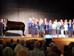 Stehende Ovationen im Saalbau: Frauenchor erhebt die Stimme für Gleichberechtigung