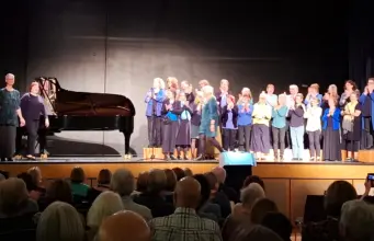 Stehende Ovationen im Saalbau: Frauenchor erhebt die Stimme für Gleichberechtigung