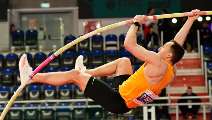 31-POLE-VAULT-0904-0025